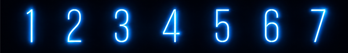 Números 1 a 7 em neon azul representando os sete dias de implementação